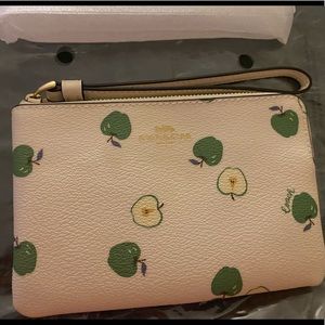 BNWT Coach Corner Zip Green Apples